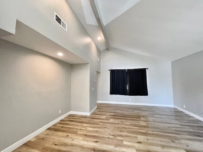 Building Photo - 2 Bedroom 1 Bath Room Fully Updated Single...