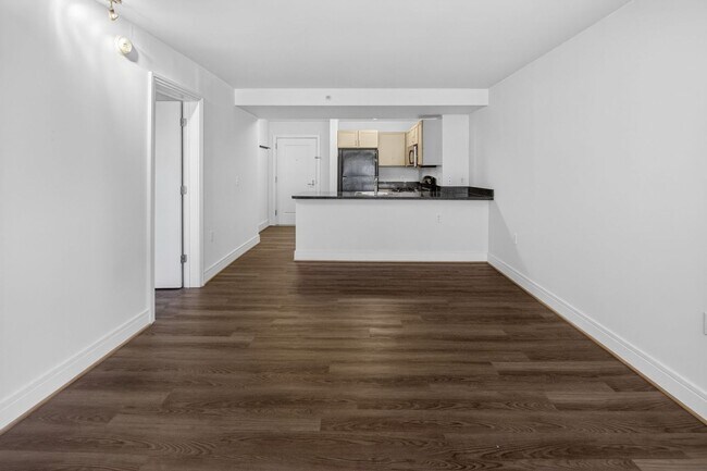 Building Photo - Short Walk to the Wharf! - Professionally Managed  and Spacious 1BR With Monument Views
