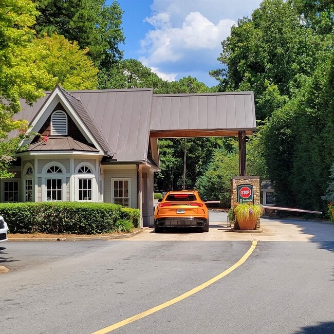 Building Photo - 1111 Surrey Ln