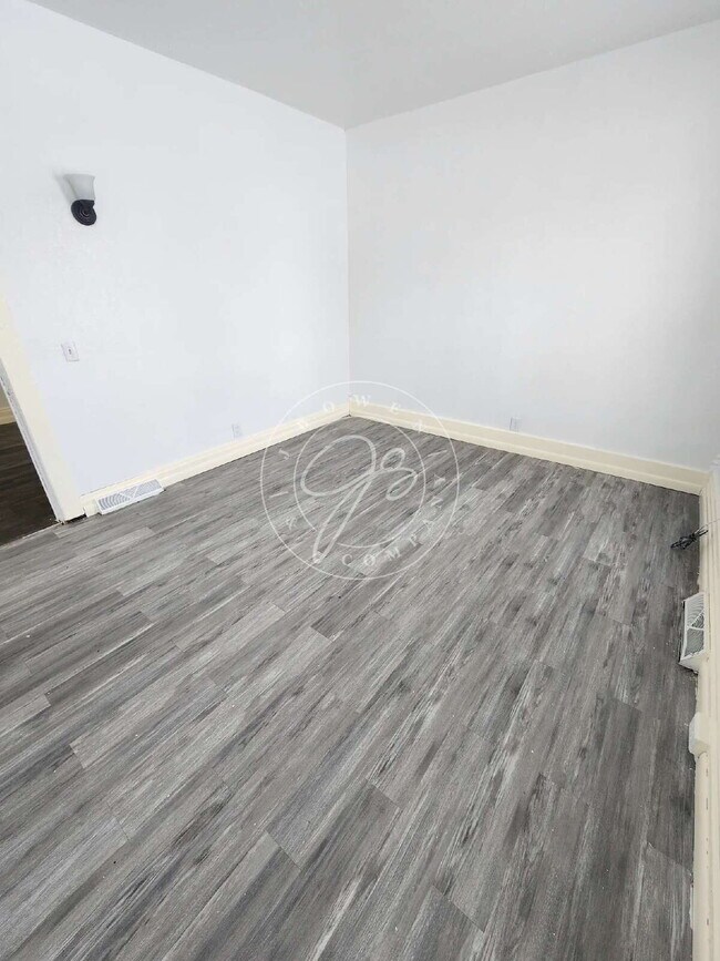 Building Photo - 4 bed 2 bath home with over 1600 Sq Feet!