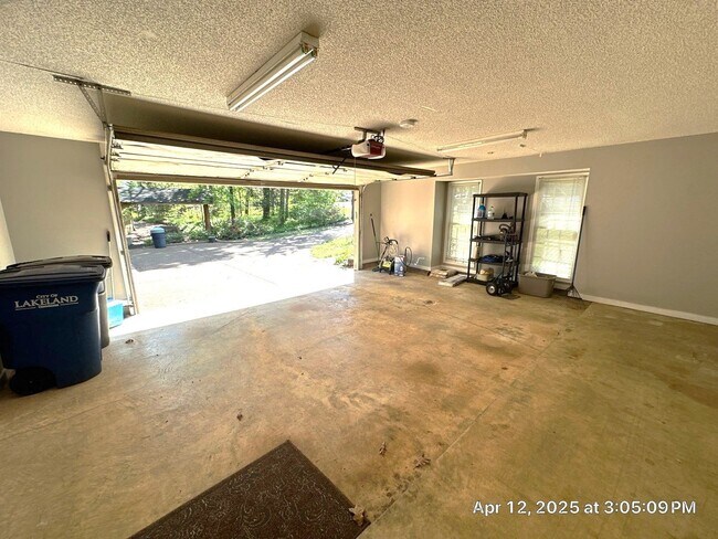 Building Photo - Live on the Lake in Lakeland!!