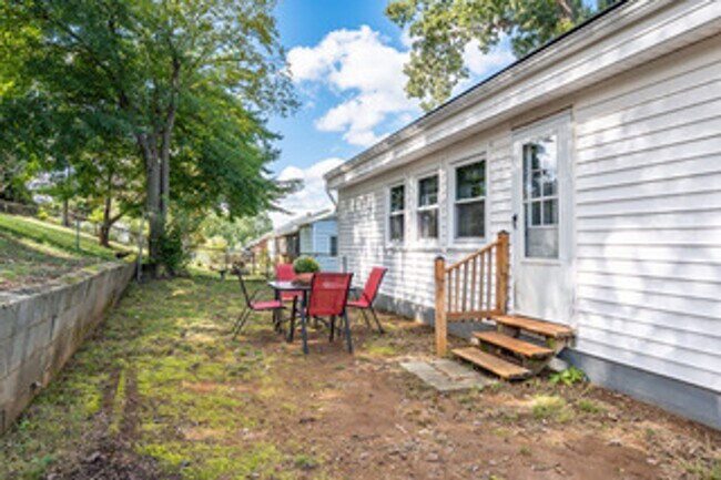 Building Photo - 3 Bedroom Home in Lynchburg