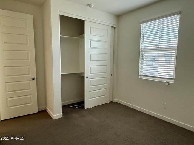 Building Photo - 938 E Danbury Dr