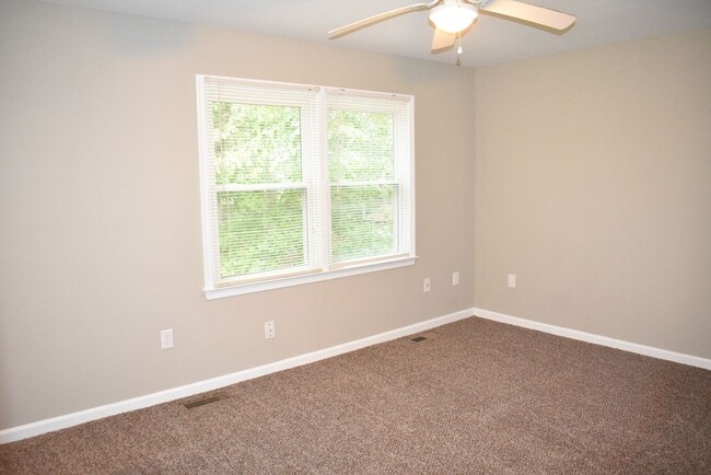 Building Photo - Great Split Foyer In Fredericksburg!
