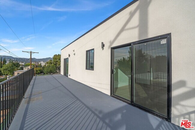 Building Photo - 913 N Hobart Blvd