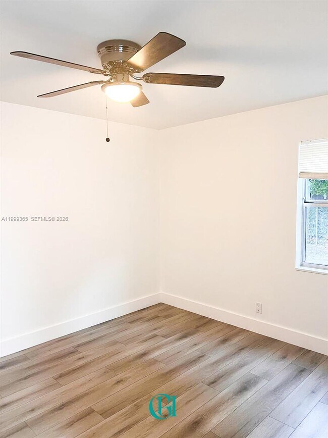 Building Photo - 102 SE 10th St