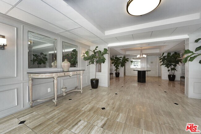 Building Photo - 906 N Doheny Dr