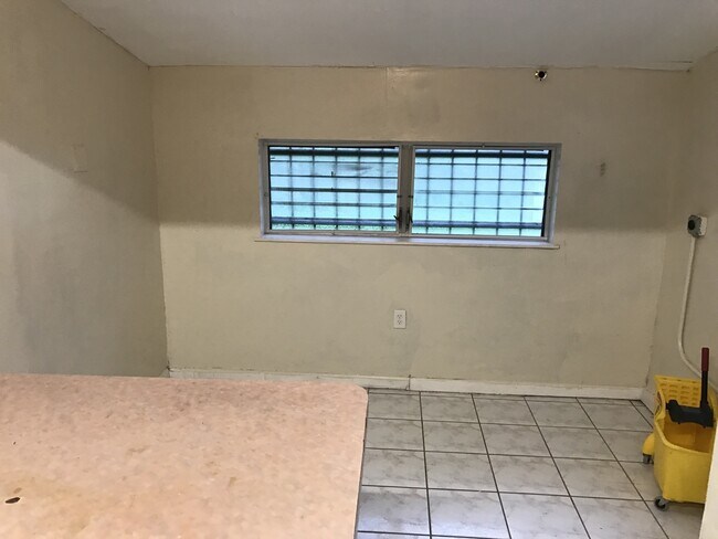 Building Photo - Nice 4-2 House with Central AC & Backyard