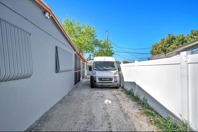 Building Photo - 7151 Taft St