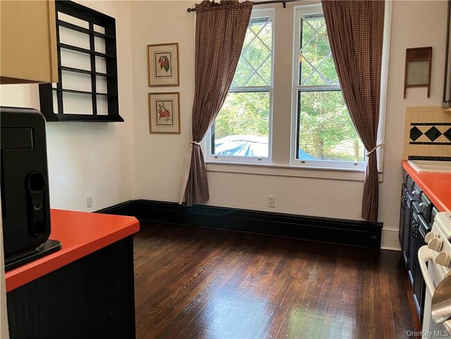 Building Photo - 283 Lake View Dr