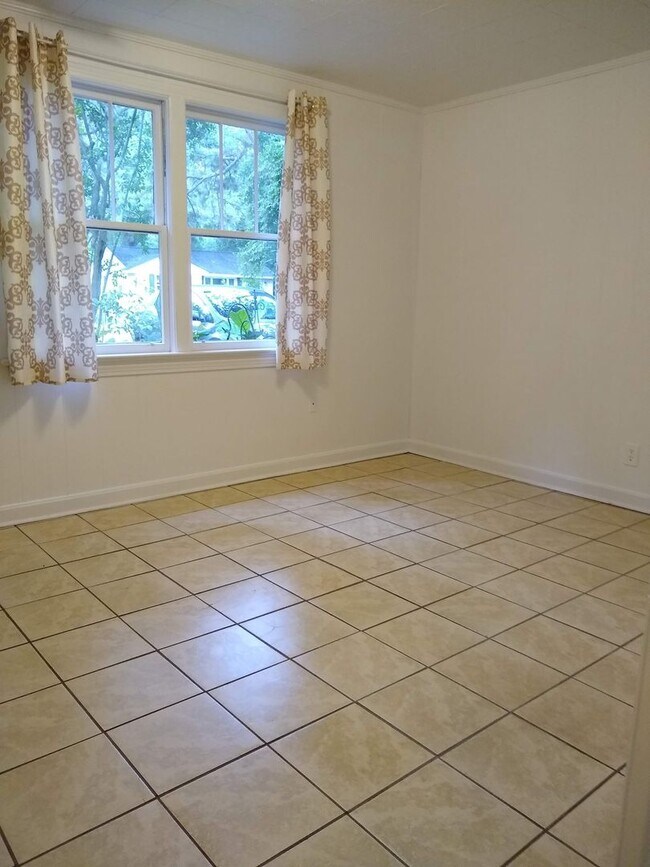 Building Photo - Three Bedroom Two Bath Single Family Home ...