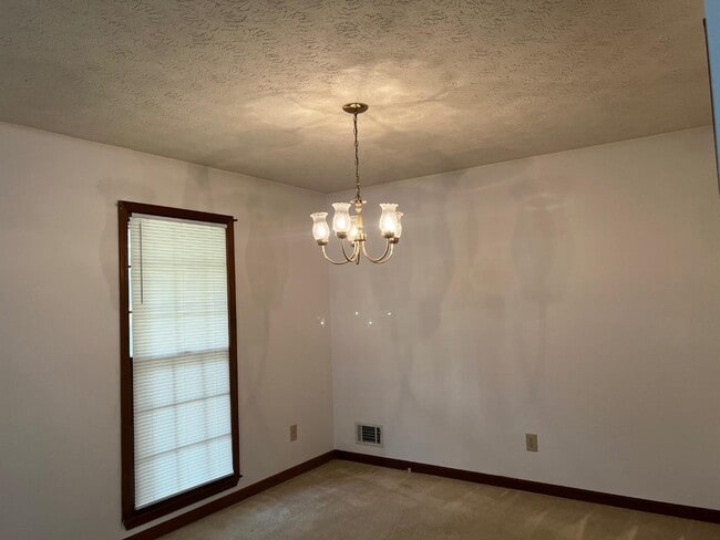 Building Photo - 380 Hidden Valley Dr SE