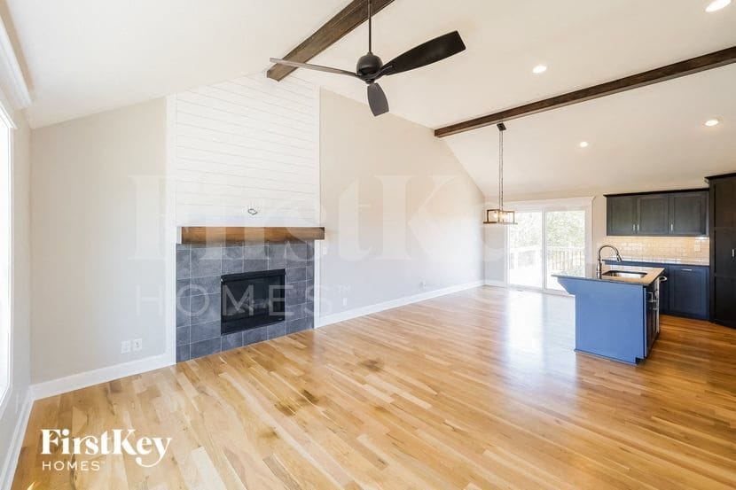 Building Photo - 811 S Sunset Ln