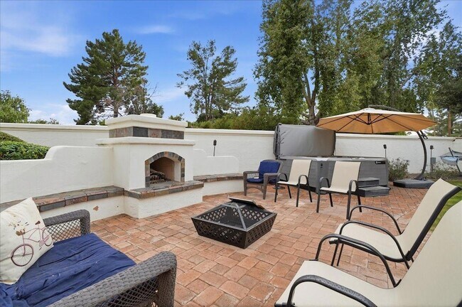 Building Photo - 1909 E Coral Tree Dr