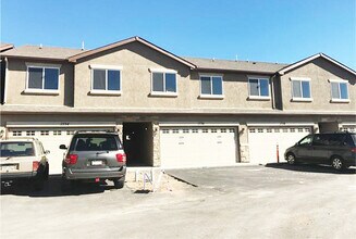 Building Photo - District 20 Townhome!!