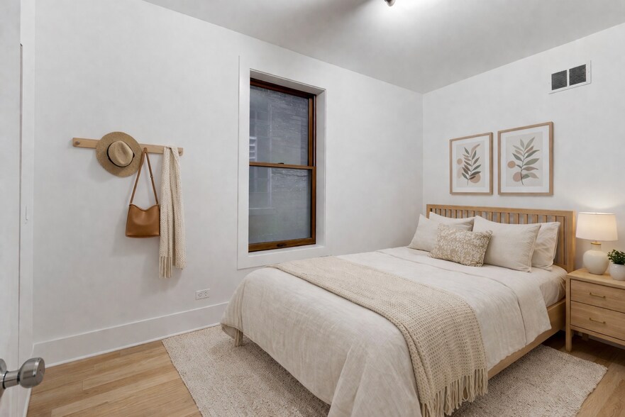 Building Photo - 2132 N Oakley Ave