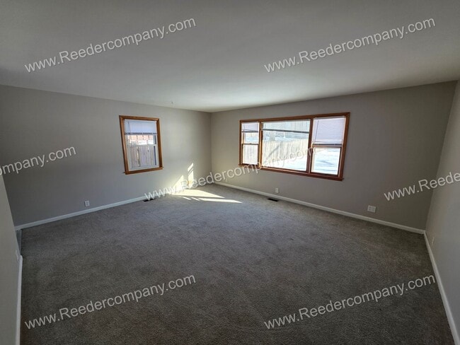 Building Photo - Well maintained 3 bedroom 2 bathroom house