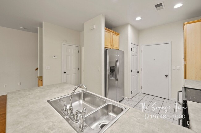 Building Photo - Pinnacle at Cheyenne Mountain Townhome wit...