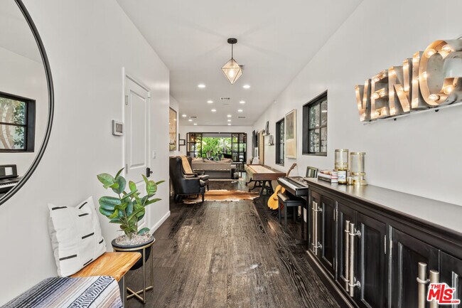 Building Photo - 3159 Thatcher Ave