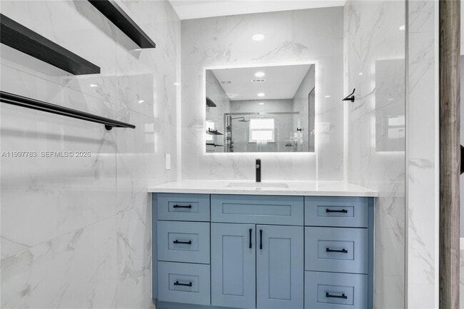 Building Photo - 702 NW Orchid St