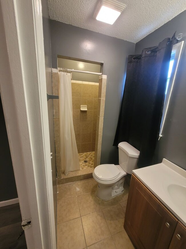 Building Photo - North Columbia