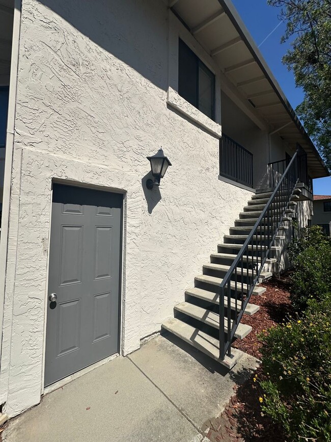 Building Photo - Condo, ready for move-in!