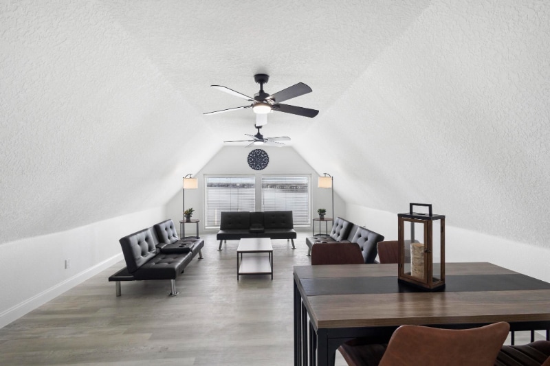 Building Photo - 1824 Lake St