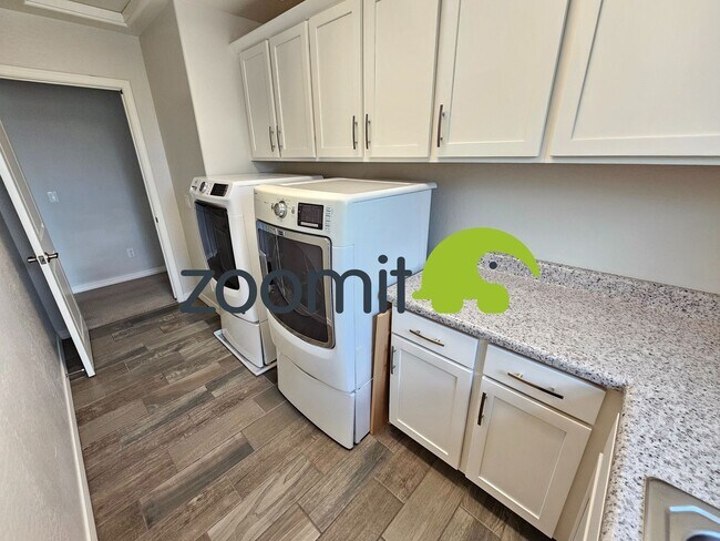 Building Photo - Wonderful 5 bedroom home **Coming Soon May 2026***