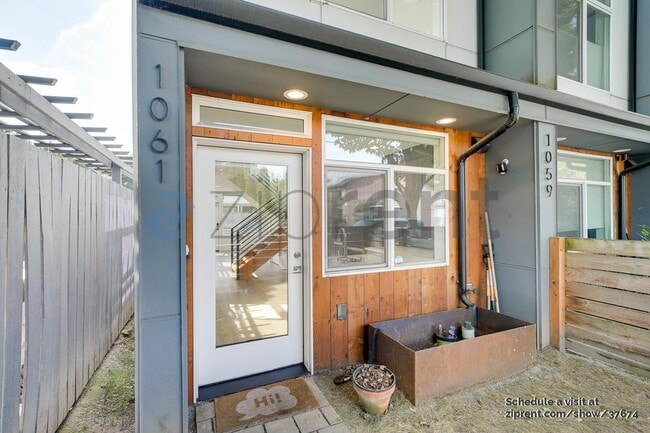 Building Photo - 1061 S Cloverdale St