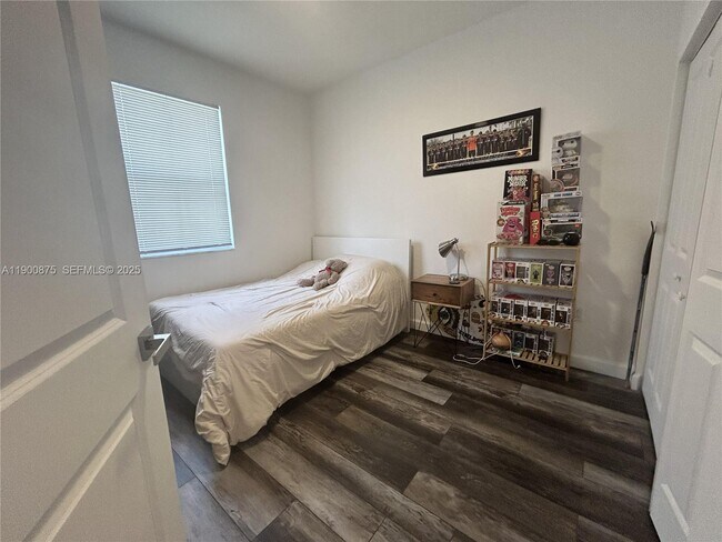 Building Photo - 1685 SE 27th Rd