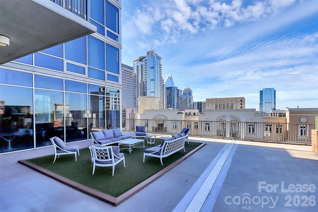 Building Photo - 215 N Pine St