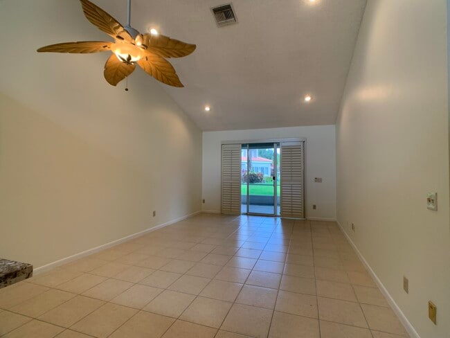 Building Photo - 10459 Lake Vista Cir