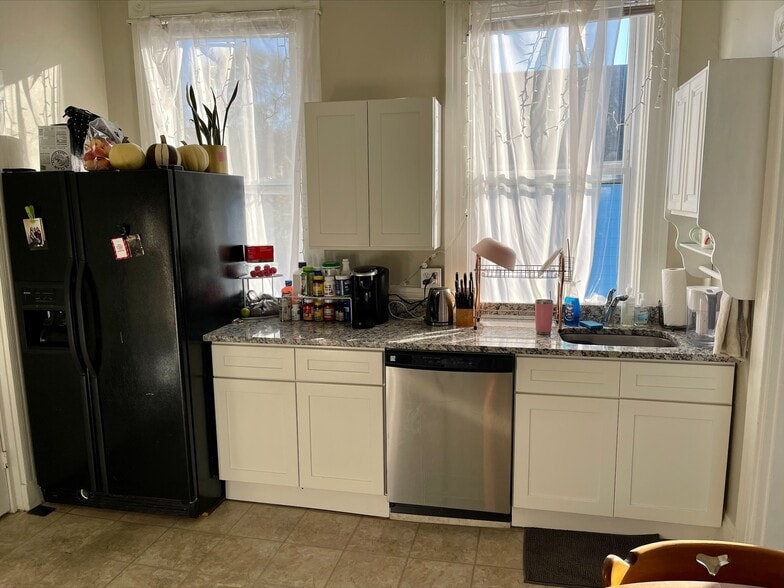 Building Photo - 2322 Stratford Ave