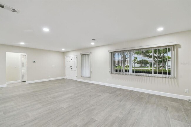 Building Photo - 3938 Versailles Dr