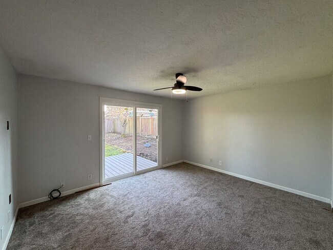 Building Photo - 3 Bedroom 1 Bath in Churchill Neighborhood