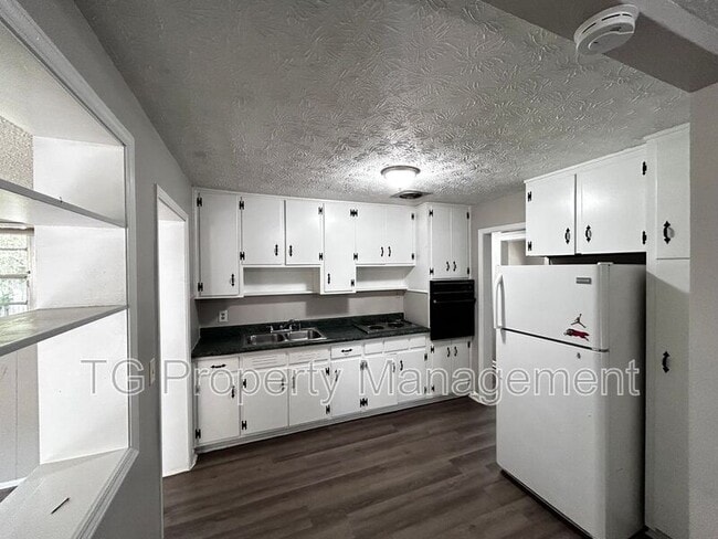 Building Photo - 6422 Solandra Dr