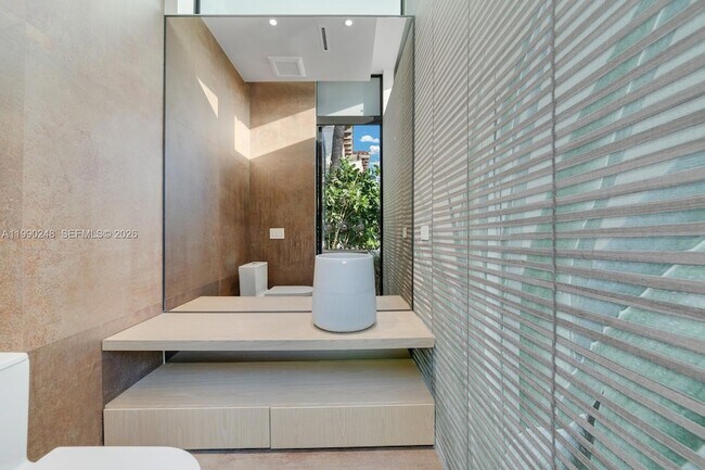 Building Photo - 641 Flamingo Dr