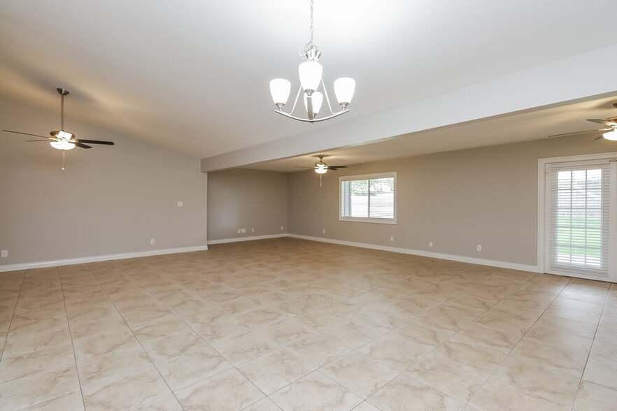 Building Photo - 6106 E Ivyglen St