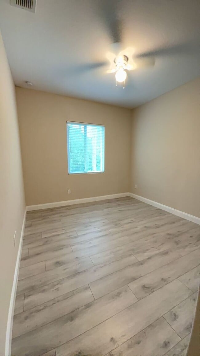 Building Photo - 1 Linden Place Unit B
