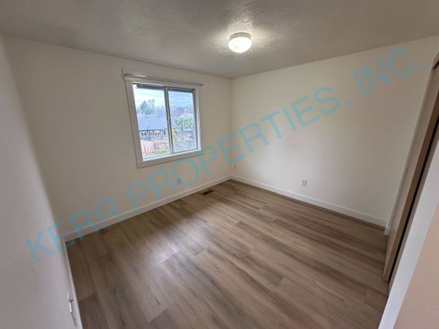 Building Photo - Charming 3-Bed Home with 2.5 Baths in Troutdale - Your Spacious Retreat Awaits!