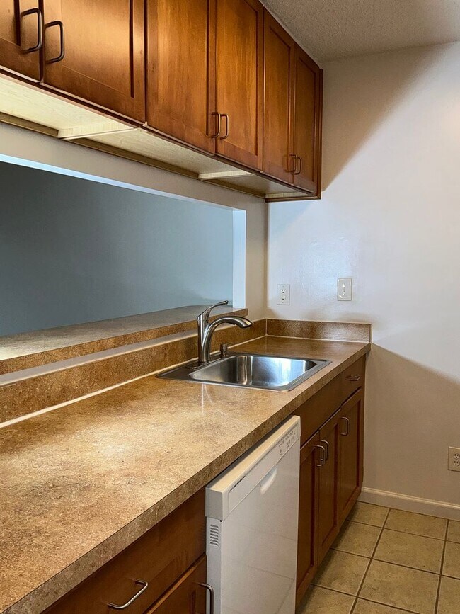 Building Photo - Renovated 1 BR, 1 BA, kitchen w/new appliances,