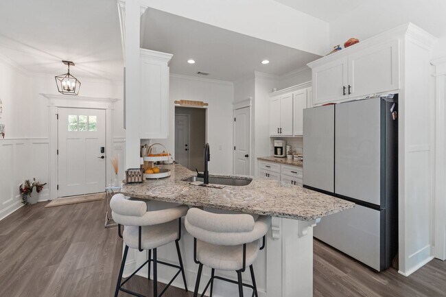 Building Photo - Comfort & Style Meet in This Beautiful 4 Bedroom Midway Home