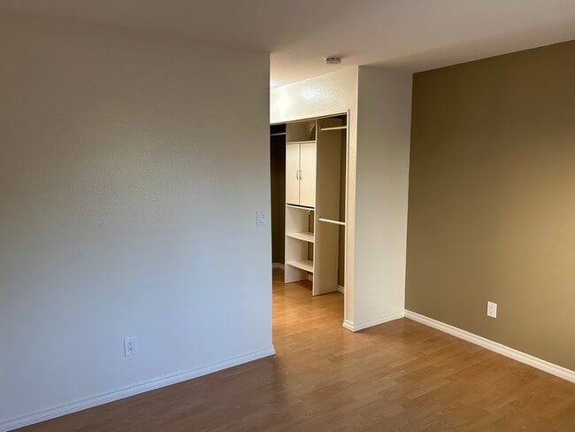 Building Photo - GREAT UPSTRS CONDO FOR LEASE!