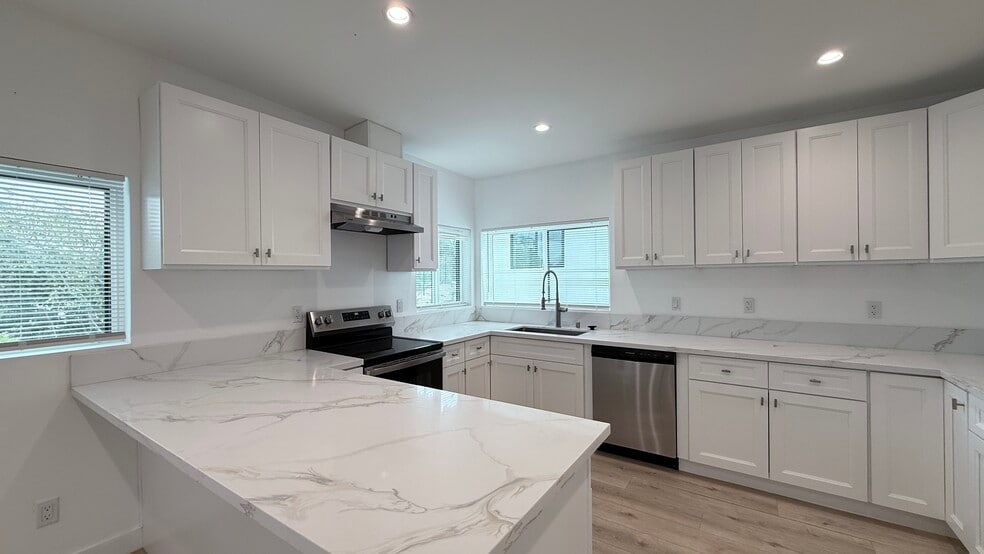 Building Photo - 15109 Leadwell St