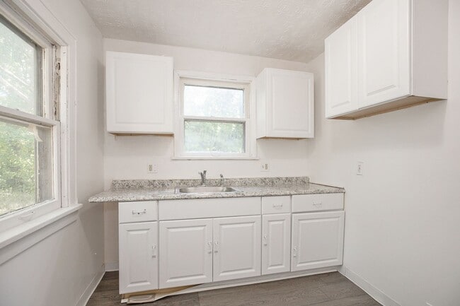 Building Photo - 2 BED 1 BATH SINGLE FAMILY HOME IN EUCLID!