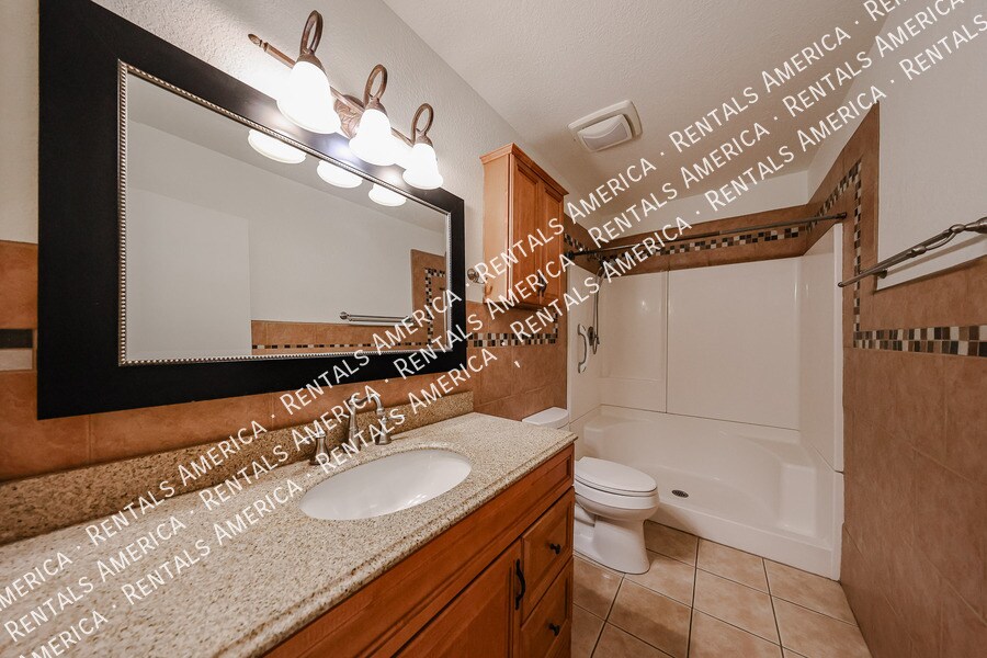 Building Photo - 710 W Alamo Dr