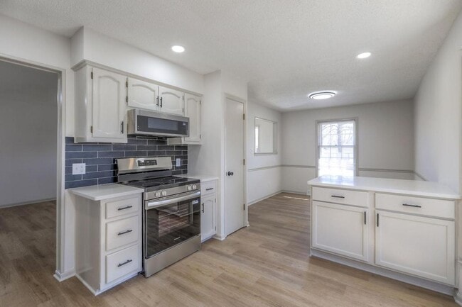 Building Photo - 902 Kingston Ct