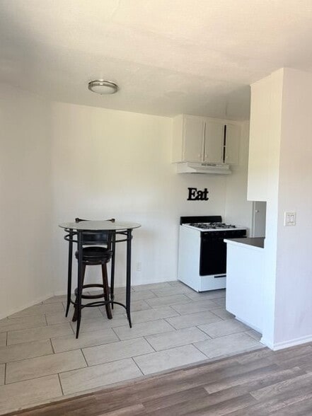 Building Photo - 11820 Hart St