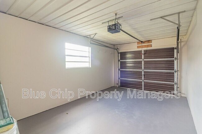 Building Photo - 921 Burn Dr NE