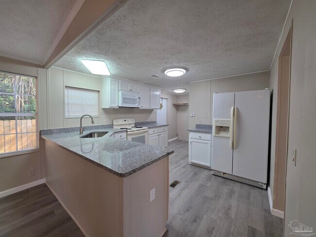 Building Photo - 8906 Figland Ave
